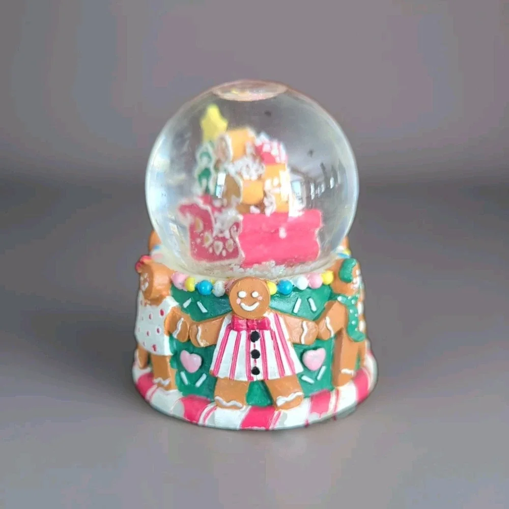 Gingerbread‎ Snowglobe Christmas Decor